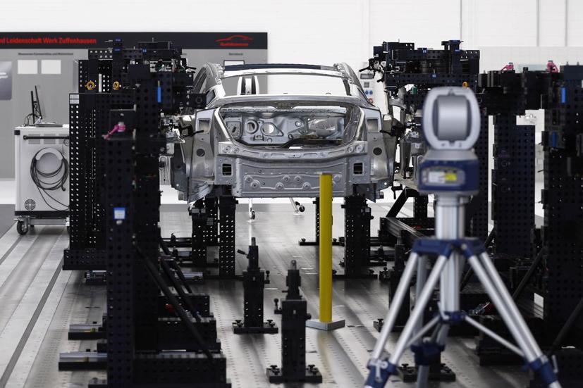 Cận cảnh quy trình sản xuất xe điện Porsche Taycan - Ảnh 4