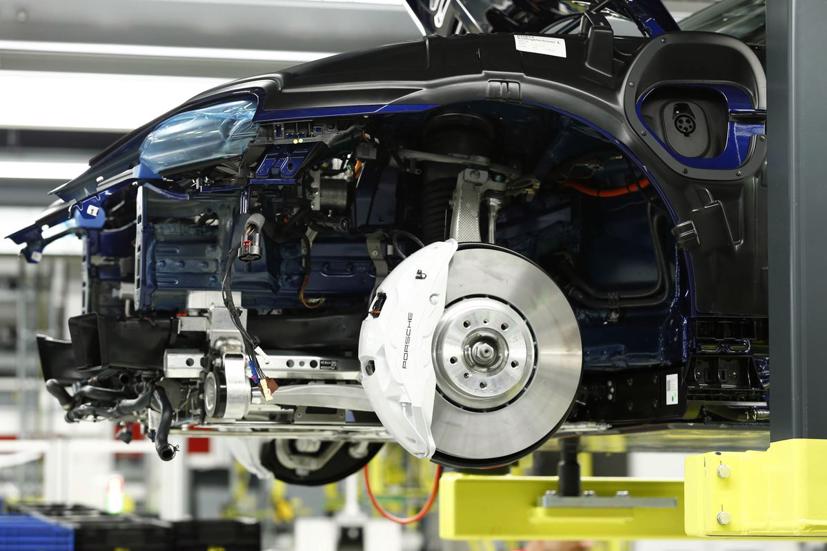 Cận cảnh quy trình sản xuất xe điện Porsche Taycan - Ảnh 6