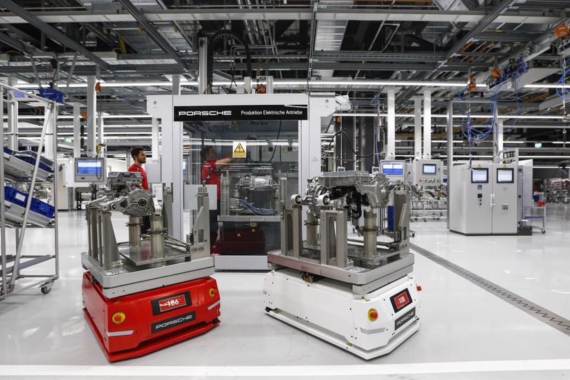 Cận cảnh quy trình sản xuất xe điện Porsche Taycan - Ảnh 7