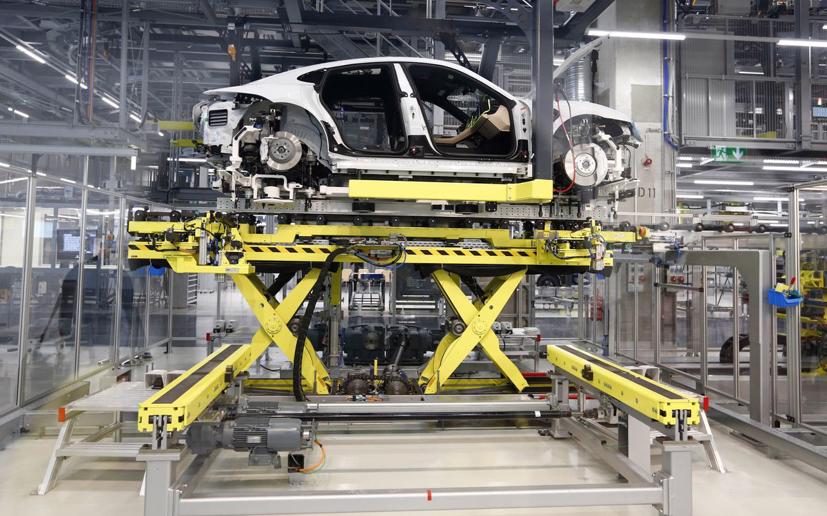 Cận cảnh quy trình sản xuất xe điện Porsche Taycan - Ảnh 8