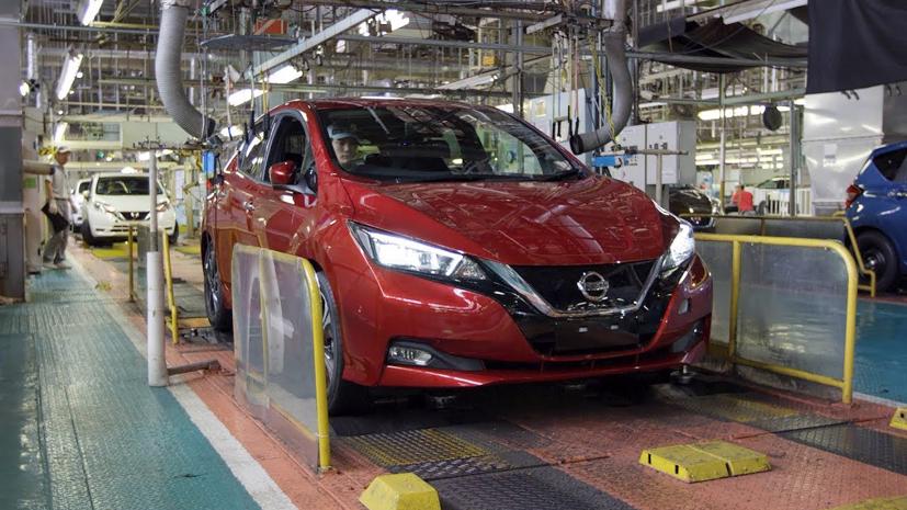 Xe điện Leaf trên dây chuyền sản xuất trong một nhà máy của Nissan ở Nhật Bản.