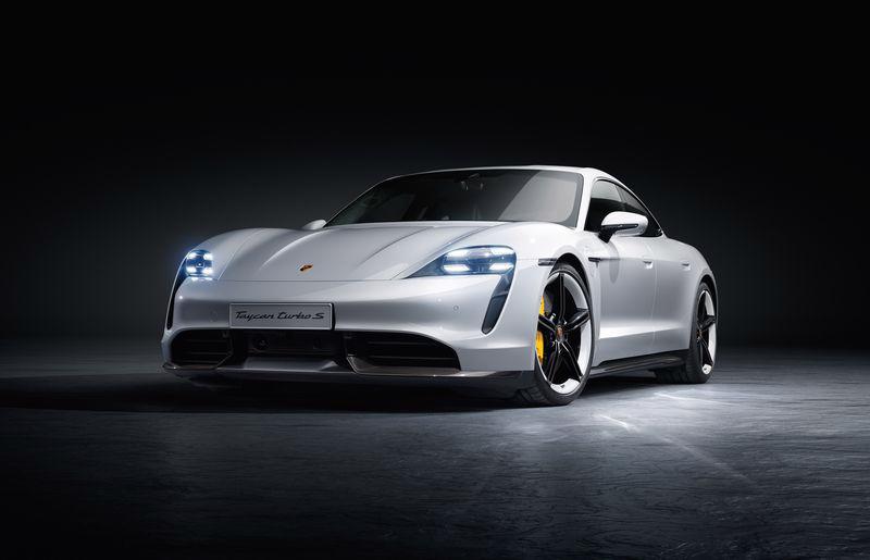 Taycan, mẫu xe điện đầu tay của Porsche - Ảnh: Bloomberg.