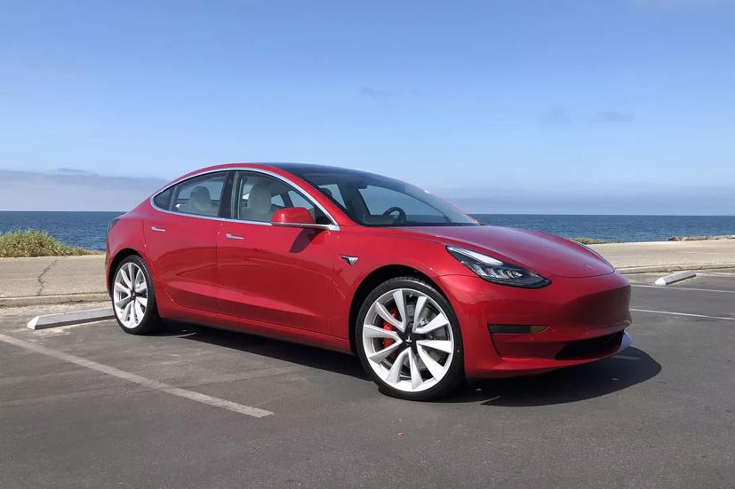 Một chiếc Model 3 do Tesla sản xuất.