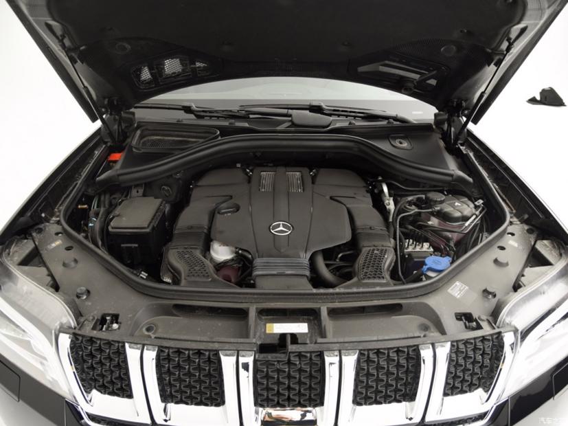 Điểm sáng của Baic BJ90 chính là khối động cơ V6 hoặc V8 được cộp mác sao ba cánh. Ảnh: AutoBlog.