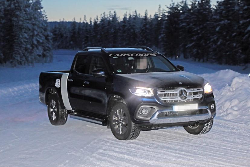 Một chiếc Mercedes-Benz X-class phiên bản trục cơ sở dài vừa bị lộ ảnh chạy thử. Ảnh: Carscoops.
