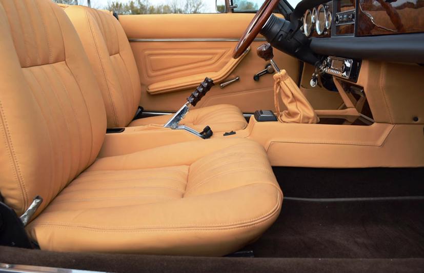 Nội thất của Fiat 124 Spider EV được khâu thủ công bằng vật liệu da cao cấp và gỗ óc chó. Ảnh: Carscoops.