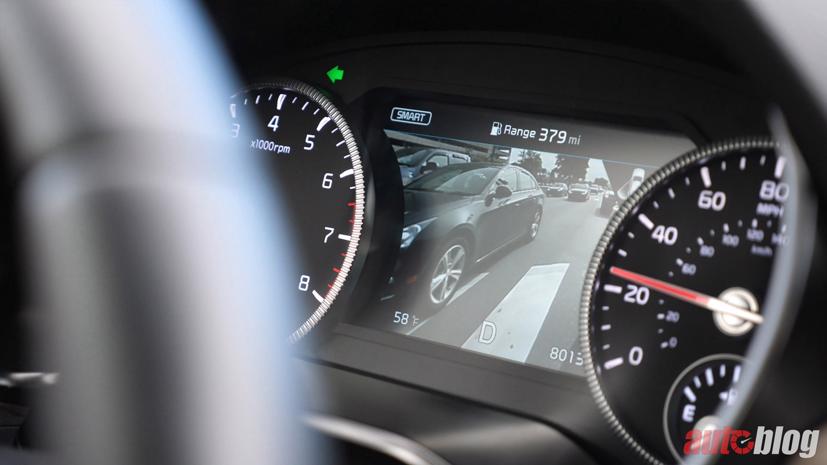 Cách bố trí hiển thị hỗ trợ và cảnh báo điểm mù của KIA hợp lý và hiệu quả hơn các đối thủ. Ảnh: AutoBlog.