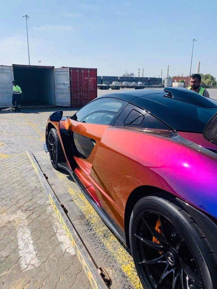 Quá trình đưa xe lên container để vận chuyển về Việt Nam được ghi lại. Ảnh: Facebook Long Tran.