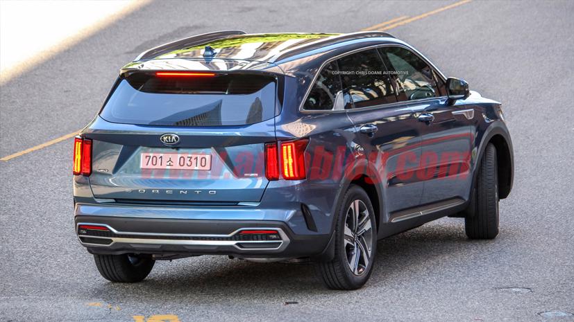 Đuôi của KIA Sorento 2021 cũng rất khác biệt với cụm đèn hậu LED đặt dọc sát hai bên mép xe. Ảnh: AutoBlog.