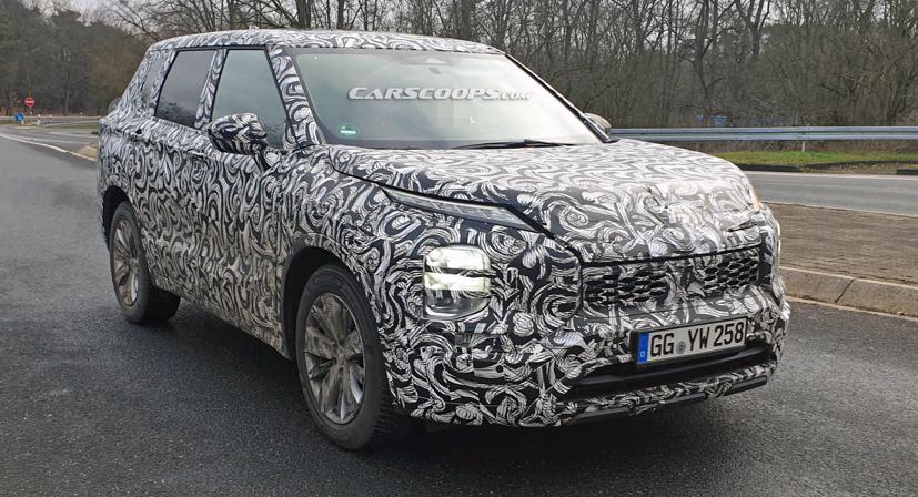 Những chiếc Outlander đầu tiên đang được Mitsubishi lăn bánh thử nghiệm. Ảnh: Carscoops.