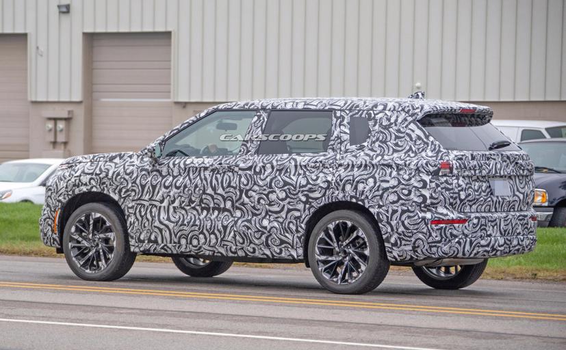 Mitsubishi Outlander sẽ là đối thủ của rất nhiều cái tên sừng sỏ, như Honda CR-V hay Mazda CX-5. Ảnh: Carscoops.