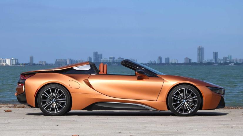 Một chiếc BMW i8 chạy điện mui trần phong cách Roadster.