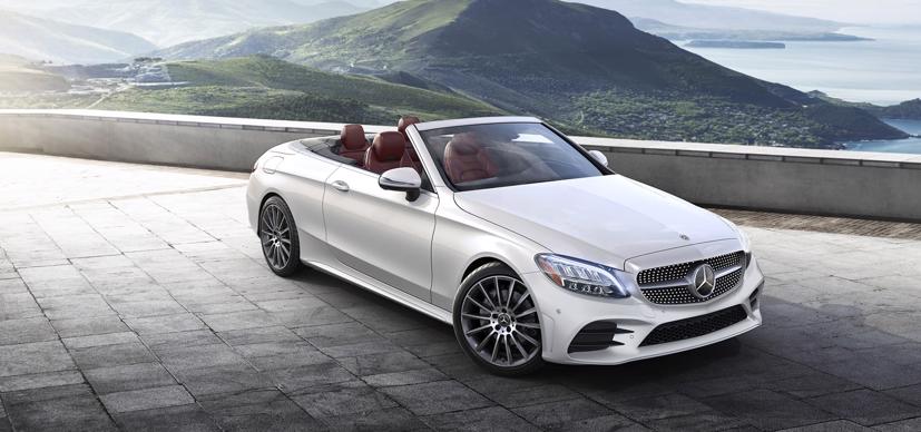 Một chiếc Mercedes-Benz mui trần C-class thuộc loại cabriolet.
