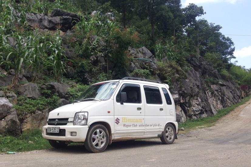 Một mẫu Suzuki Wagon đời cũ, đặc trưng phong cách Kei-car lăn bánh tại Việt Nam.