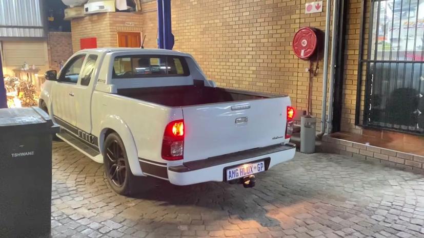 Toyota Hilux độ m&#225;y Mercedes AMG V8 si&#234;u dị - Ảnh 3