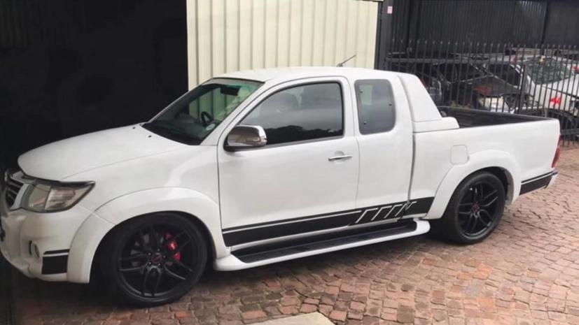 Toyota Hilux độ m&#225;y Mercedes AMG V8 si&#234;u dị - Ảnh 1