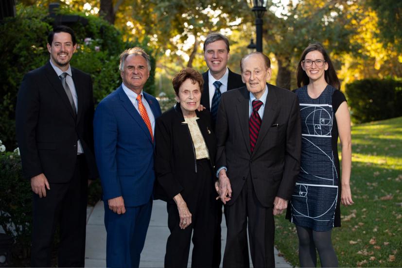 Đại diện trường Fullerton vinh dự nhận món quà ủng hộ vô giá.