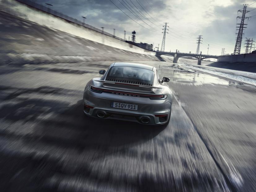 Porsche 911 Turbo S 2021 chỉ mất 2,7 giây để tăng tốc từ 0 - 100 km/h.
