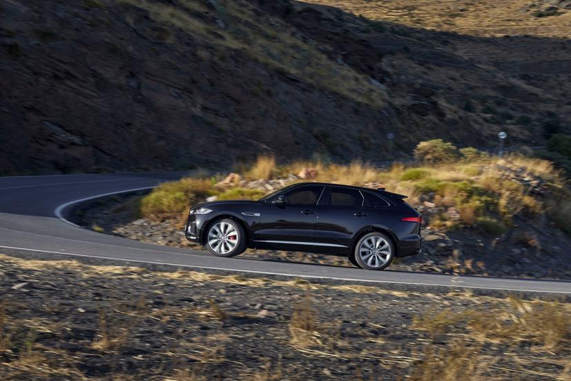 Cặp đôi Jaguar F-Pace và F-Pace SVR lên phim độ phân giải 5,9K - Ảnh 6