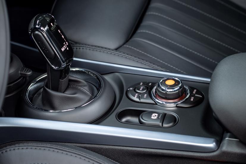 Có thiết kế thời trang cổ điển, nhưng MINI lại sở hữu khả năng vận hành lanh lẹ thể thao.