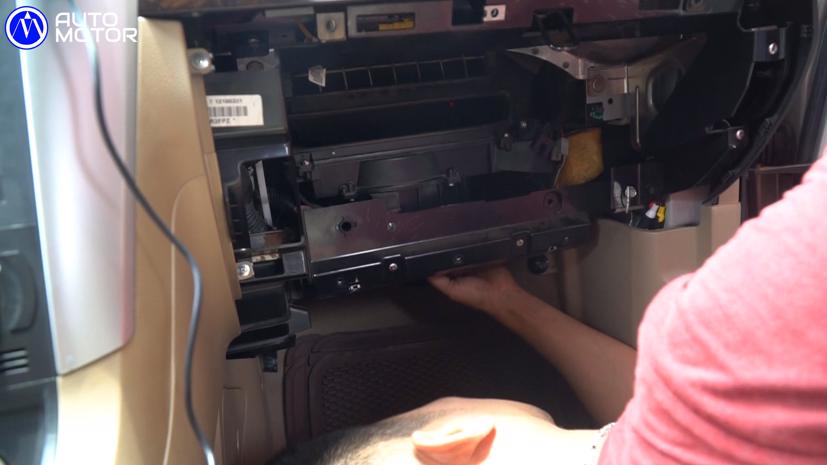 Sau khi vệ sinh quạt gió điều hoà, tiếp tục vệ sinh dàn lạnh điều hoà bằng máy chuyên dụng.