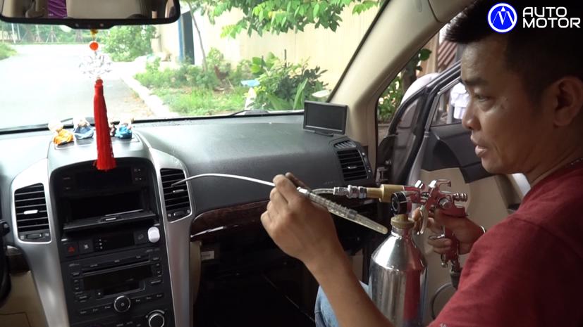 Quá trình vệ sinh dàn lạnh chuyên sâu có thể tốn nhiều tiếng đồng hồ.