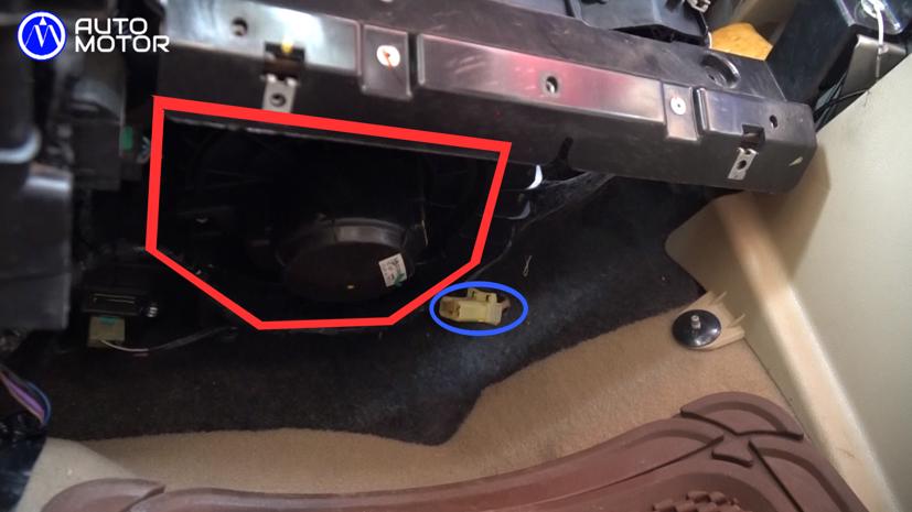 Quạt gió điều hoà (bôi đỏ) thường nằm dưới cốp đồ ghế phụ, được kết nối bằng một giắc điện (bôi xanh).