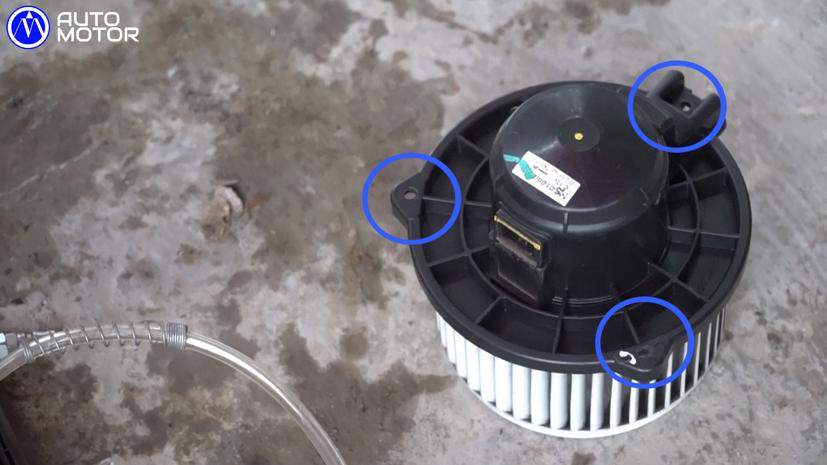 Sau khi tháo giắc điện và ba ốc vít cố định, ta có thể lấy quạt gió ra để vệ sinh.