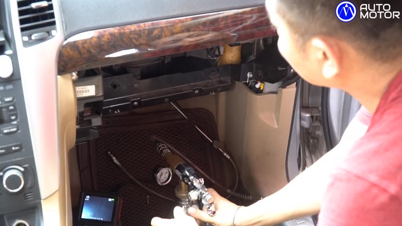 Nước được xịt áp lực cao vào trong đường ống dàn lạnh để vệ sinh.