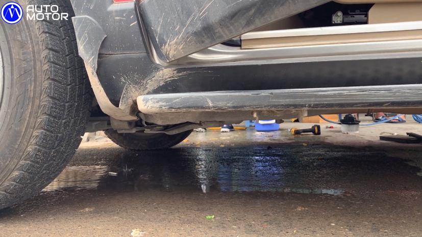 Nước thải từ quá trình xịt rửa sẽ thoát ra ngoài qua ống nước thải điều hoà dưới gầm xe.