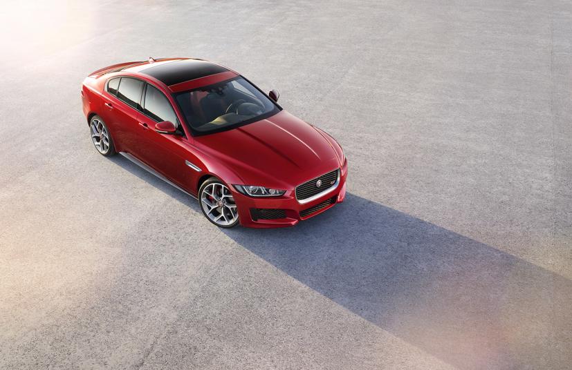Jaguar XE 2020 mang trong mình trái tim của "báo săn mồi" với khối động cơ I4 mạnh mẽ, đi kèm hộp số 8 cấp.