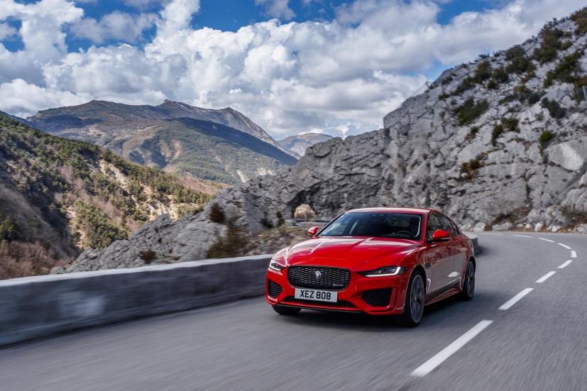 Jaguar XE 2020 là mẫu sedan thể thao với thiết kế sang trọng.