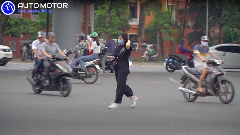 Mu&#244;n kiểu sang đường tuỳ tiện v&#224; nguy hiểm của người Việt - Ảnh 1