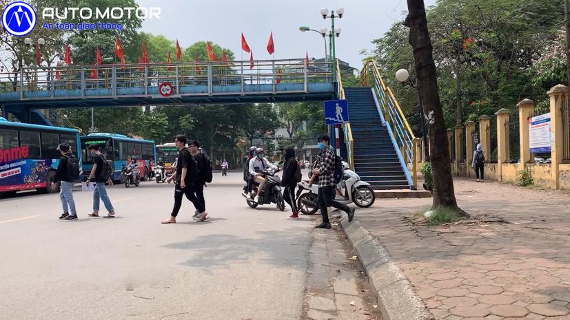 Mu&#244;n kiểu sang đường tuỳ tiện v&#224; nguy hiểm của người Việt - Ảnh 4