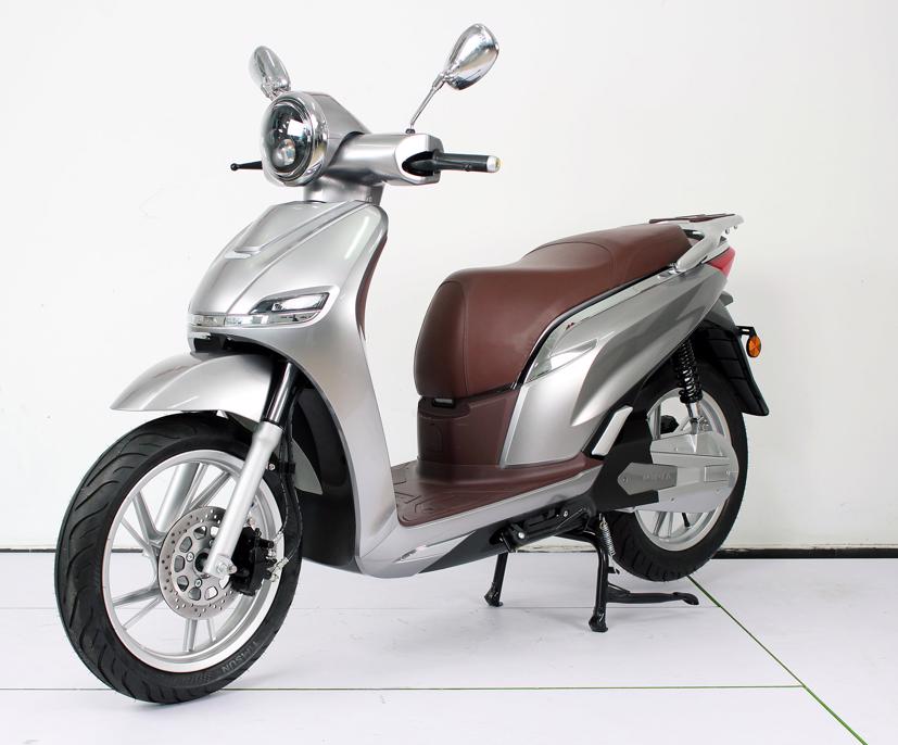 Phiên bản xuất khẩu của Pega-S được tinh chỉnh lại thiết kế và màu sơn xe.