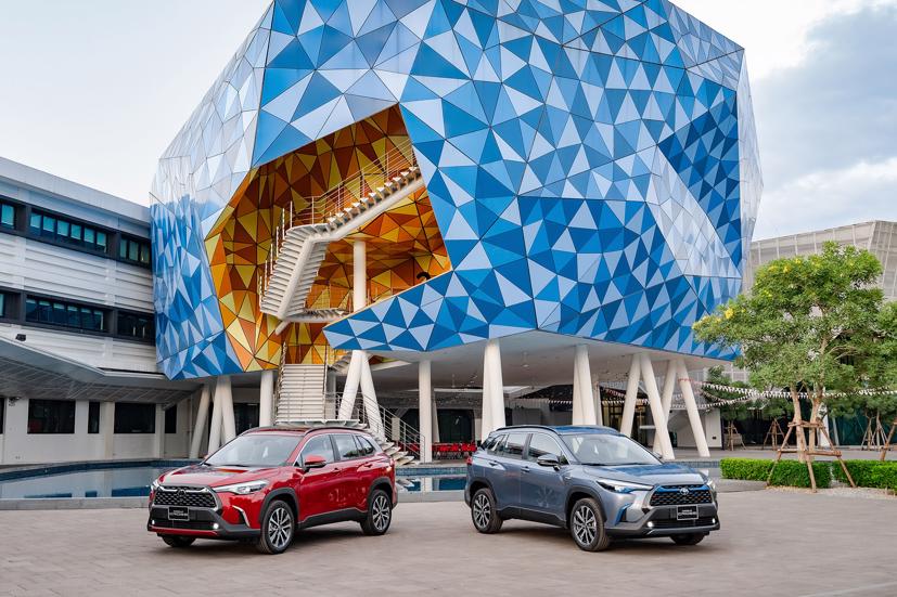 Toyota Corolla Cross có ngoại hình như được "copy - paste" từ đàn anh RAV4.