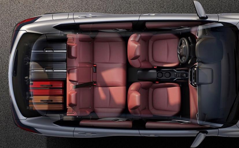 Không gian nội thất trên Toyota Corolla Cross rộng rãi và tiện lợi, phù hợp với các gia đình nhỏ.