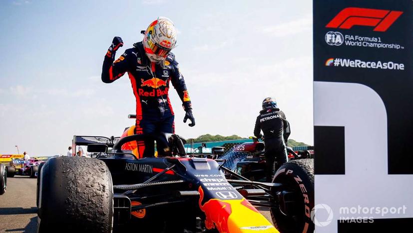 Max Verstappen đã có một ngày đua cực kỳ xuất sắc. Ảnh: Motor1.