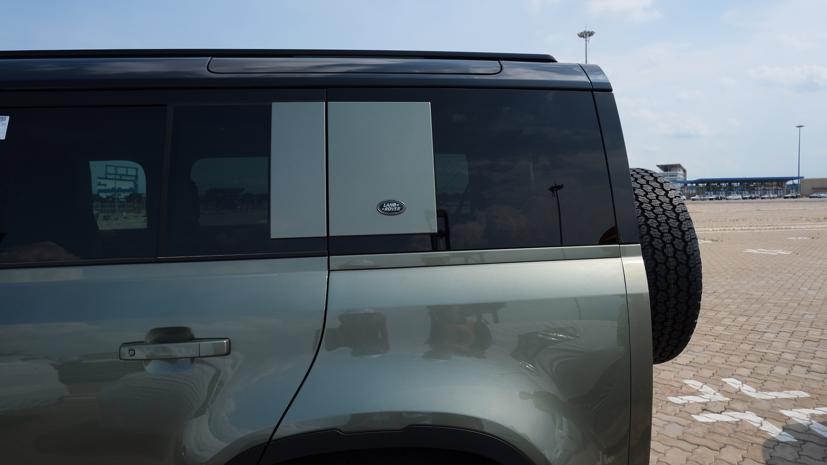 &quot;Vua địa h&#236;nh&quot; Land Rover Defender vừa cập bến tại Việt Nam - Ảnh 3