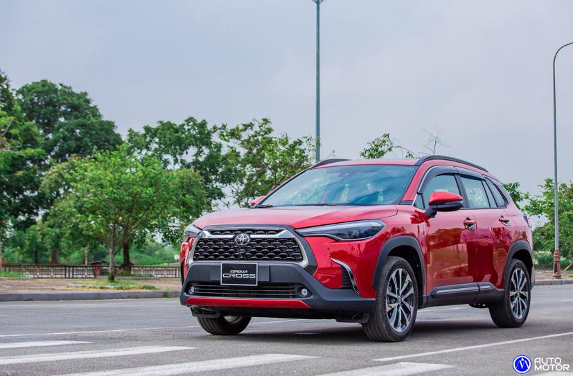 Toyota Corolla Cross thực sự là đối thủ nặng ký, dẫn đầu phân khúc về công năng và giá bán.