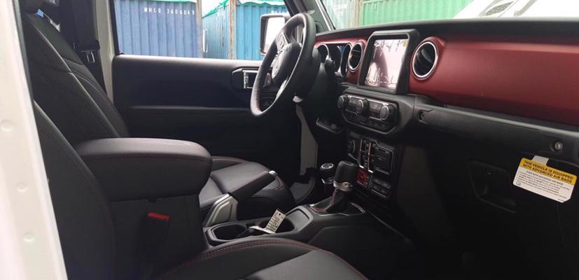 Nội thất của Jeep Gladiator 2020 nổi bật với tone màu đỏ - đen chủ đạo.