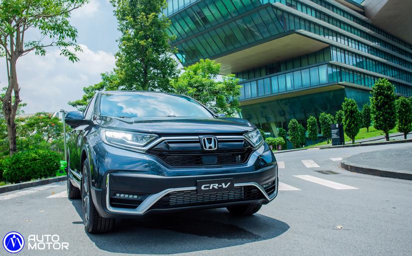 Tính năng ACC trên Honda CR-V 2020 hoạt động nhờ cảm biến đặt ở đầu xe (dưới logo) và camera trên kính lái.