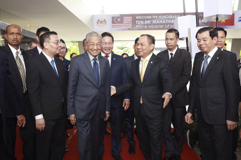 Thủ tướng Malaysia 94 tuổi vẫn cầm l&#225;i Vinfast hơn 100km/h - Ảnh 1