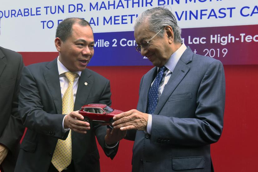 Thủ tướng Malaysia 94 tuổi vẫn cầm l&#225;i Vinfast hơn 100km/h - Ảnh 11