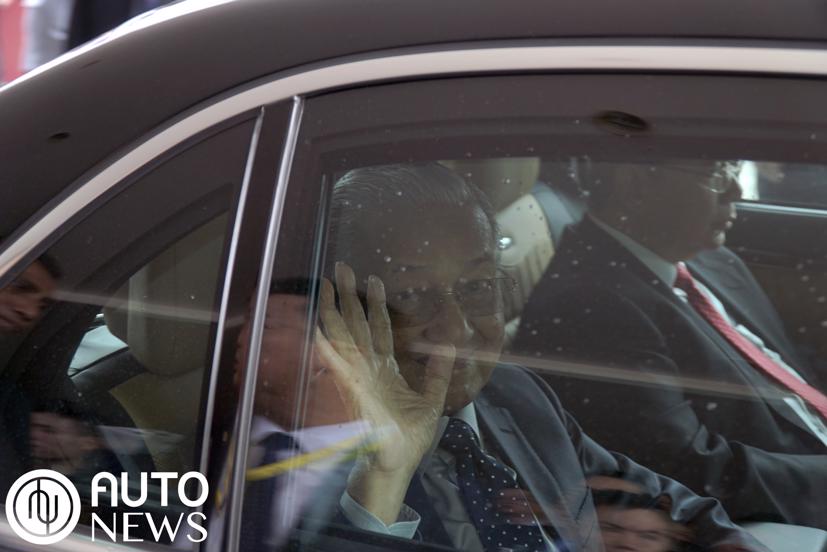 Thủ tướng Malaysia 94 tuổi vẫn cầm l&#225;i Vinfast hơn 100km/h - Ảnh 12