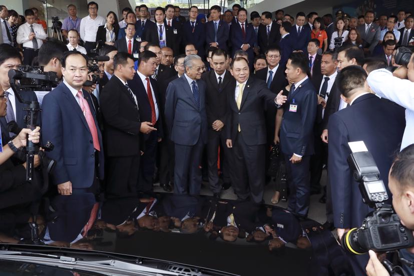Thủ tướng Malaysia 94 tuổi vẫn cầm l&#225;i Vinfast hơn 100km/h - Ảnh 2
