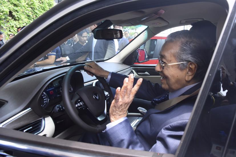 Thủ tướng Malaysia 94 tuổi vẫn cầm l&#225;i Vinfast hơn 100km/h - Ảnh 3