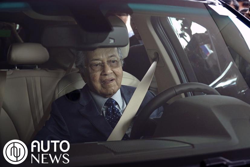 Thủ tướng Malaysia 94 tuổi vẫn cầm l&#225;i Vinfast hơn 100km/h - Ảnh 4