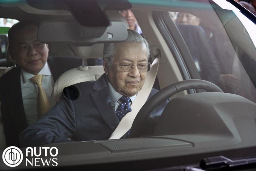 Thủ tướng Malaysia 94 tuổi vẫn cầm l&#225;i Vinfast hơn 100km/h - Ảnh 5