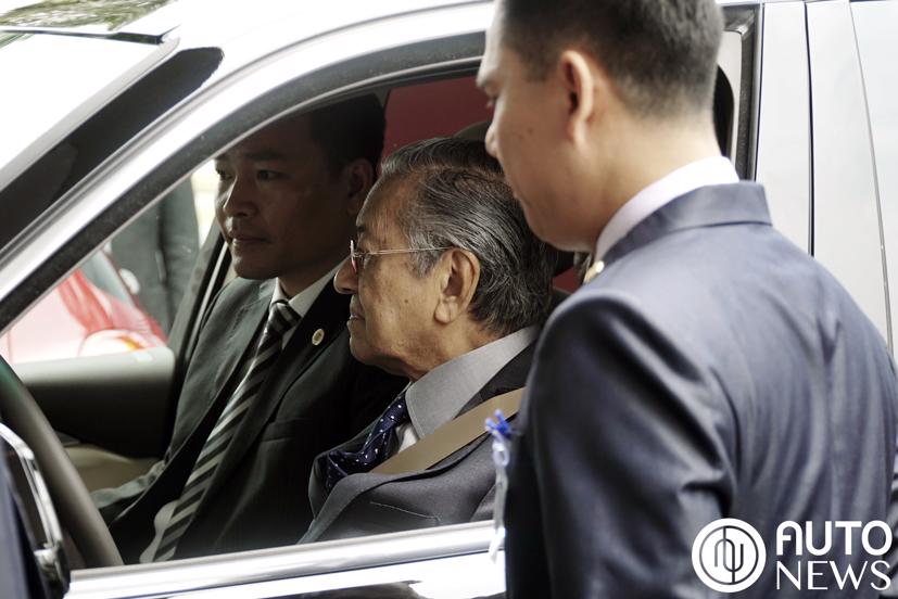Thủ tướng Malaysia 94 tuổi vẫn cầm l&#225;i Vinfast hơn 100km/h - Ảnh 6